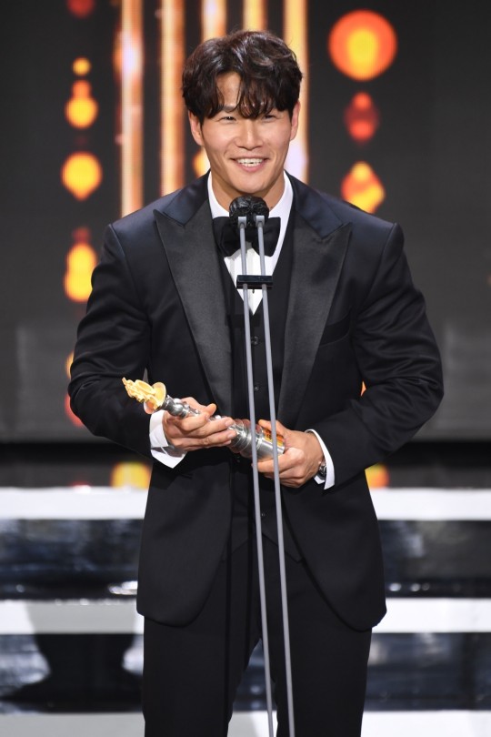 Kim Jong-guk received the 2020 SBS Entertainment Awards/Photo = Provided by SBS