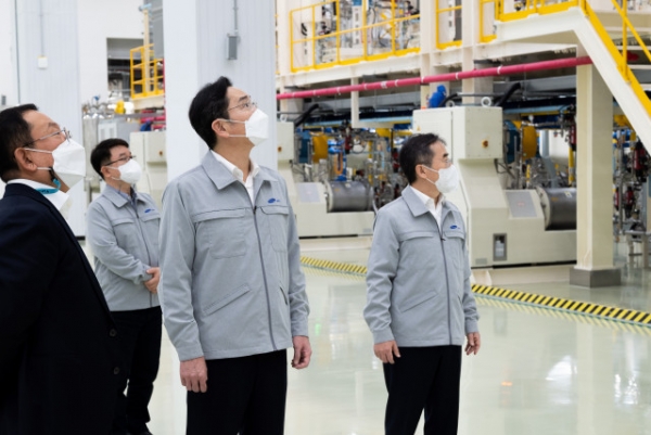 이재용 삼성전자 회장이 삼성전기 부산사업장을 찾아 MLCC 원료 제조 현장을 점검하고 있다. /사진=삼성전자 제공