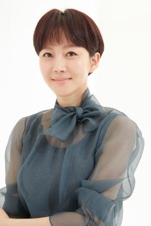 ‘미성년’ 염정아 “김윤석 감독의 첫 연출, 우려 없었다…빈틈 채우는 섬세함 있어” (인터뷰)