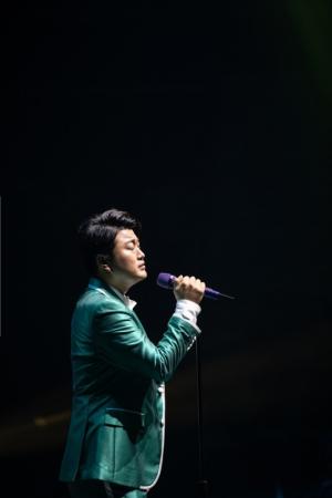 金浩重（Jim Ho-joong）于9月发行了他的第一张全长专辑。15首曲目包括双首歌