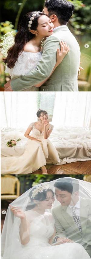 裴世基&apos;与申利Ri结婚&apos;揭示出美丽的婚纱照