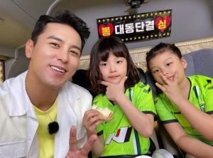 张敏镐和李东国的女儿Sua-Seol-a的叔叔在他旁边微笑。“你大吗？”