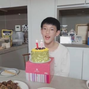 Park Yeon-soo&apos;s son, Song Ji-wook, 13th birthday... "When I think of when I&apos;m 7, tears, my mother is sorry"