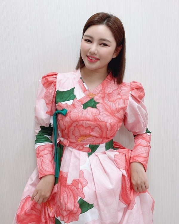 <b>송가인</b>, 누가 꽃이야? 상큼발랄 '봄처녀' <b>변신</b>...화려한 꽃한복 찰떡소...