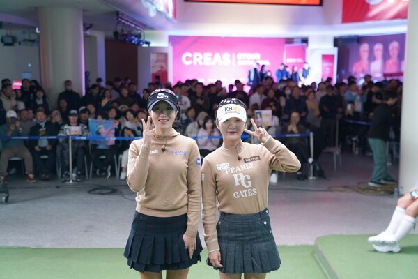 지난 1일 대전 골프존조이마루에서 열린 ‘크리스에프앤씨 GTOUR 인비테이셔널’ 우승팀 (왼쪽부터)유효주, 이예원 프로가 현장을 찾은 많은 갤러리들 앞에서 기념촬영 하고 있다. [사진=골프존]