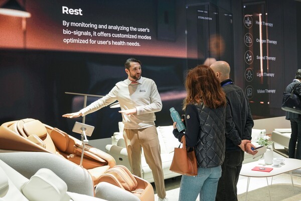 사진=CES 2025 개막 첫날인 7일(현지시간) 세라젬 부스를 관람하고 있는 참관객들의 모습. (세라젬 제공)