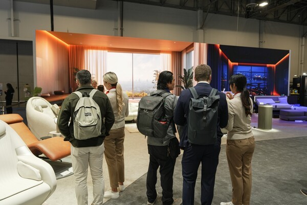 CES 2025 개막 첫날인 7일(현지시간) 세라젬 부스를 관람하고 있는 참관객들의 모습.