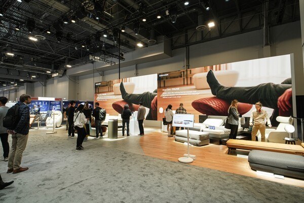 CES 2025 개막 첫날인 7일(현지시간) 세라젬 부스를 관람하고 있는 참관객들의 모습.