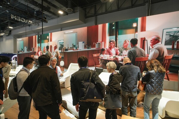 CES 2025 개막 첫날인 7일(현지시간) 세라젬 부스를 관람하고 있는 참관객들의 모습.