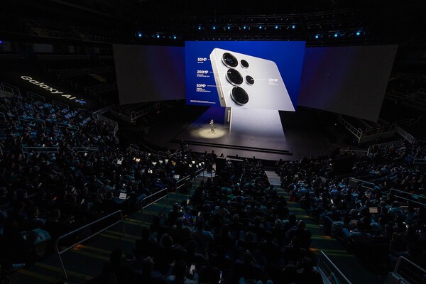 사진=22일(현지시간) 미국 새너제이에 위치한 'SAP센터'에서 개최된 상반기 '갤럭시 언팩 2025'에서 '갤럭시 S25 시리즈' 제품 소개(삼성전자 제공)