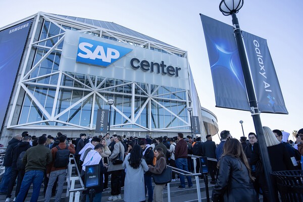 사진=22일(현지시간) 미국 새너제이에 위치한 'SAP센터'에서 개최된 상반기 '갤럭시 언팩 2025' 행사장 입장을 기다리는 관람객들(삼성전자 제공)