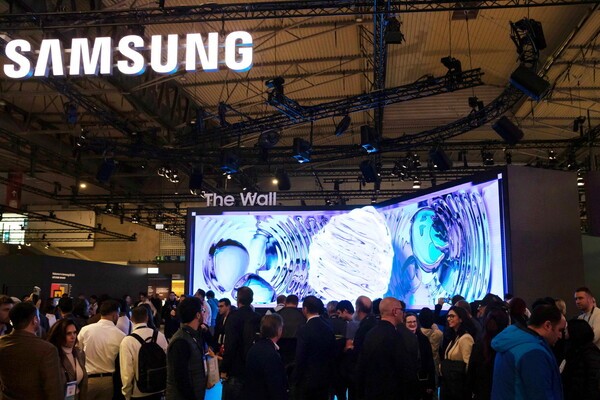 ISE 2025 삼성전자 전시장을 찾은 관람객들이 입구에 설치된 '더 월(The Wall)'을 살펴보고 있다.