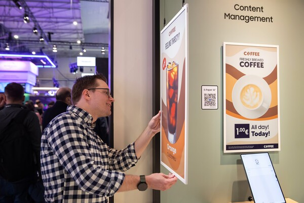 ISE 2025 삼성전자 전시장을 찾은 관람객이 '삼성 컬러 이페이퍼(Color E-Paper)'을 살펴보고 있다.