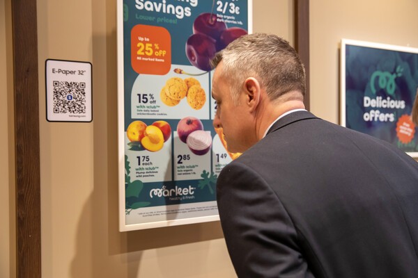 ISE 2025 삼성전자 전시장을 찾은 관람객이 '삼성 컬러 이페이퍼(Color E-Paper)'을 살펴보고 있다.