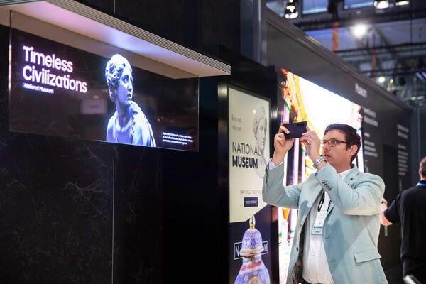 ISE 2025 삼성전자 전시장을 찾은 관람객이 '투명 마이크로 LED' 을 살펴보고 있다.