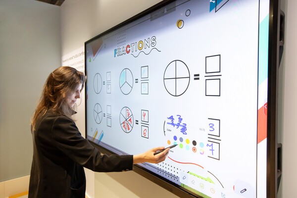 ISE 2025 삼성전자 전시장을 찾은 관람객이 'AI 전자칠판' 을 살펴보고 있다.