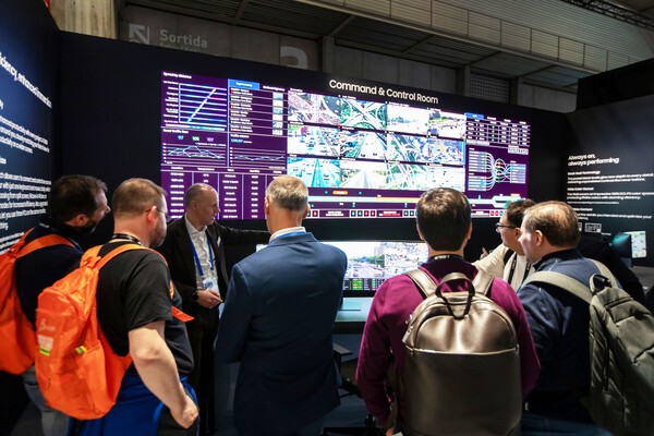 ISE 2025 삼성전자 전시장을 찾은 관람객들이 '관제센터(Command & Control Room)'을 살펴보고 있다.