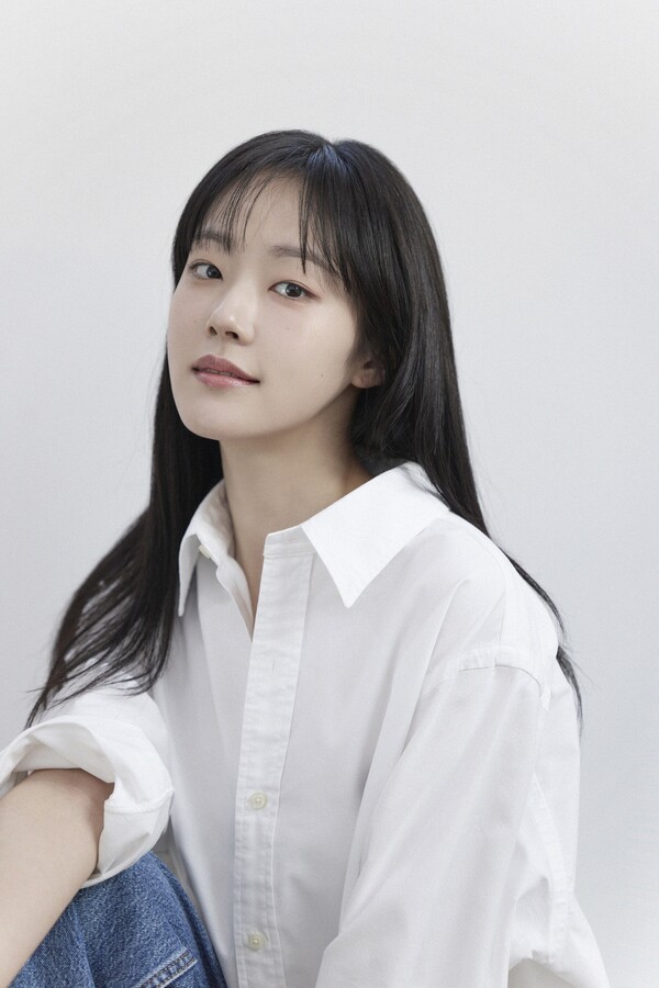 배우 <b>채원빈</b>, <b>두산</b>베어스 승리기원 <b>시구</b>… 신인상 에너지 전한다