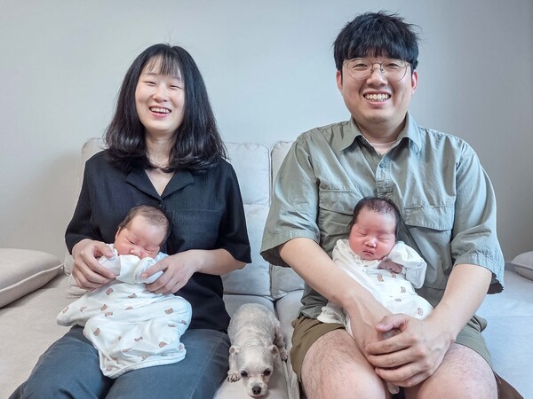 사진=(지난달 쌍둥이 출산으로 2000만원의 육아동행지원금을 받은 강남경 책임(왼쪽) 가족.(한화비전 제공)