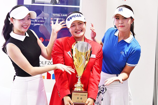 윤규미(왼쪽 첫 번째)와 안예인(왼쪽 세 번째) 선수가 홍현지의 우승을 축하하고 있다.  /사진=홍준성