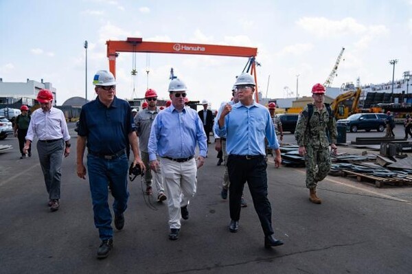 김동관(오른쪽) 힌화그룹 부회장이 지난달 30일(현지시간) 미국 필라델피아에 있는 한화 필리조선소를 방문한  (왼쪽 ) 러셀 보트 백악관 예산관리국국장, 존 펠란 (가운데) 미 해군성 장관과 현장을 살피고 있다/한화그룹 제공