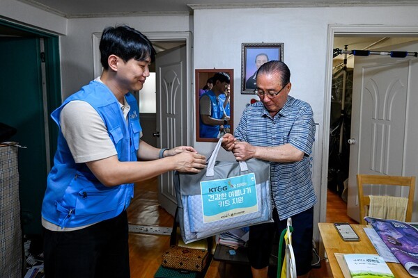 KT&G가 혹서기 취약계층을 위한 여름나기 물품을 전달하고 있다./KT&G 제공