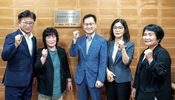 (좌측 첫 번째, 세 번째) 대전광역시 최충규 대덕구청장, 한국타이어앤테크놀로지 이준길 대전공장장 상무/한국타이어 제공