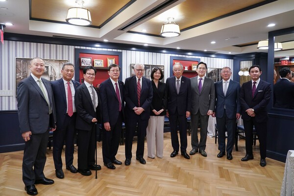 국내 기업 총수들로 구성된 대한민국 경제사절단이 25일(미국 현지시간) 미국 워싱턴DC 윌러드 호텔에서 열란 ‘한미 비즈니스 라운드테이블’에 앞서 기념촬영을 하고 있다. (왼쪽부터) 구자은 LS 회장, 김상현 롯데 부회장, 이재현 CJ 회장, 허태수 GS 회장, 루벤스타인 칼라일그룹 회장, 최수연 네이버 대표, 류진 한국경제인협회 회장, 이재용 삼성전자 회장, 정의선 현대차그룹 회장, 최윤범 고려아연 회장./한국경제인협회 제공