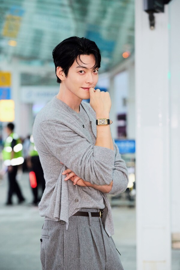 <b>김우빈</b>, 가을 분위기 물씬 풍기는 <b>공항 패션</b>