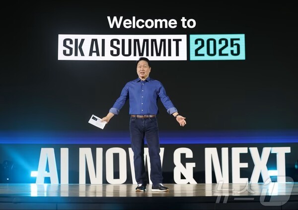 최태원 SK그룹 회장이 3일 서울 강남구 코엑스 오디토리움에서 열린 'SK AI 서밋 20 25' 키노트 세션에서 'AI Now & Next'를 주제로 기조연설을 하고 있다./뉴스1