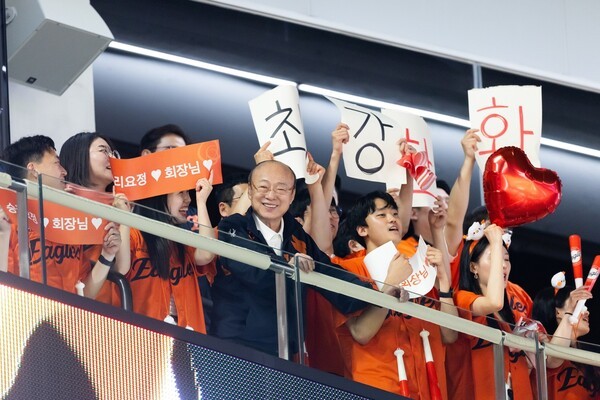 김승연 한화그룹 회장이 임직원들과 함께 한화 이글스 경기를 응원하고 있다./한화그룹 제공