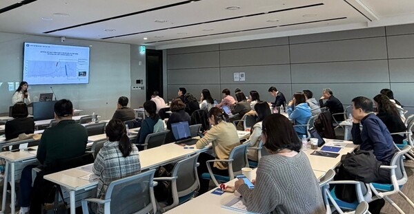 NH투자증권 PB들을 대상으로 교육을 진행하고 있는 모습/업비트 제공