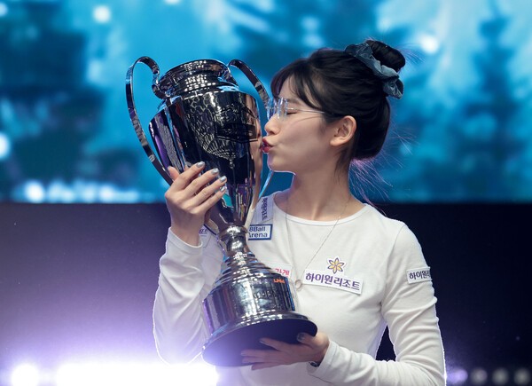 이미래선수가 우승컵에 입을 맞추고 있다./프로당구협회 제공