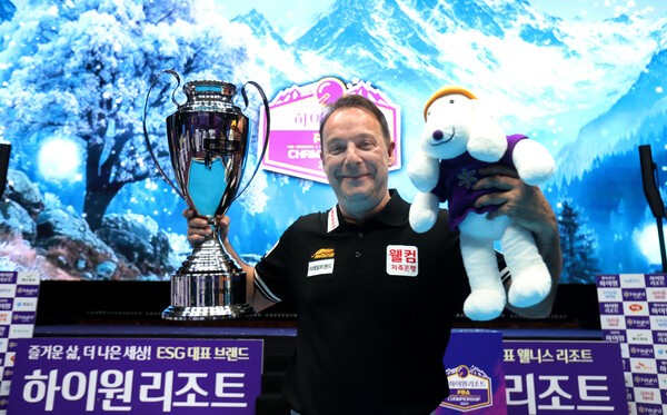 통산 두번째 우승컵을 들고 기념사진을 찍고있는 다니엘 산체스 선수모습/프로당구협회 제공