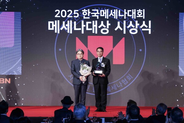 2025 한국메세나대회 메세나대상 문화공헌상 수상(왼쪽부터 한국문화예술위원회 송시경 사무처장, 종근당홀딩스 최희남 대표)/종근당홀딩스 제공