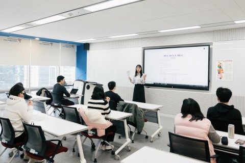 SK행복나눔재단 취업 연계형 장애인 육성 프로그램에 참여한 장애인 훈련생들이 직무 훈련을 받고 있다./