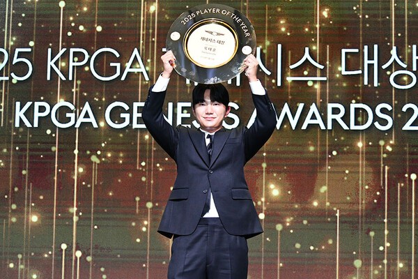 옥태훈이 2025 KPGA 제네시스 대상 트로피를 번쩍 들어 올리고 있다. /사진=홍준성