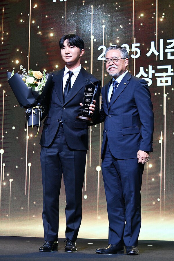 옥태훈이 김원섭 KPGA 회장으로부터 상금 랭킹 1위를 수여받고 있다. /사진=홍준성