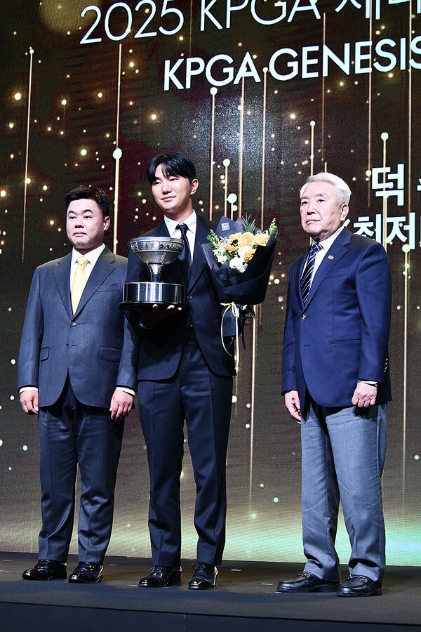 최저타수상(덕춘상)을 받는 옥태훈. /사진=홍준성