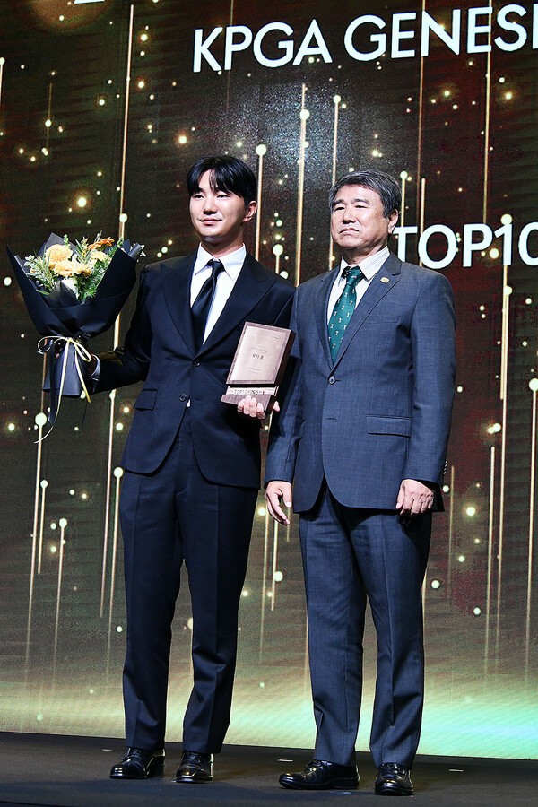 옥태훈이 톱10 피니시상을 받고 있다.  /사진=홍준성