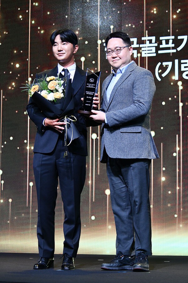 한국골프기자단 선정 기량발전상을 받는 옥태훈 /사진=홍준성