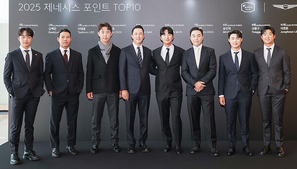 2025 KPGA 제네시스 대상 시상식에 참석한 송민혁(왼쪽부터), 문도엽, 최진호, 김백준, 옥태훈, 이태훈, 배용준, 최승빈 선수가 기념사진을 찍고 있다. /사진=KPGA