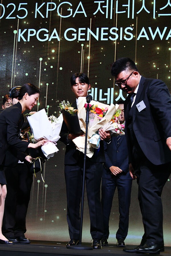 축하 꽃다발을 받는 옥태훈 /사진=홍준성