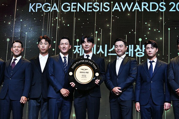 옥태훈이 제네시스 톱10과 기념사진을 찍고 있다. /사진=홍준성