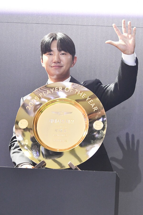 옥태훈이 제네시스 5관왕을 알리고 있다. /사진=홍준성