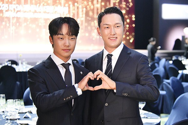 시상식에서 브로맨스 뽐내는 송민혁(왼쪽)과 김백준 /사진=홍준성