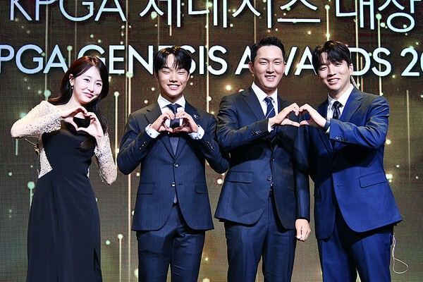 신예원 아나운서(왼쪽부터), 송민혁, 김백준, 한형구 아나운서가 기념사진을 찍고 있다. /사진=홍준성