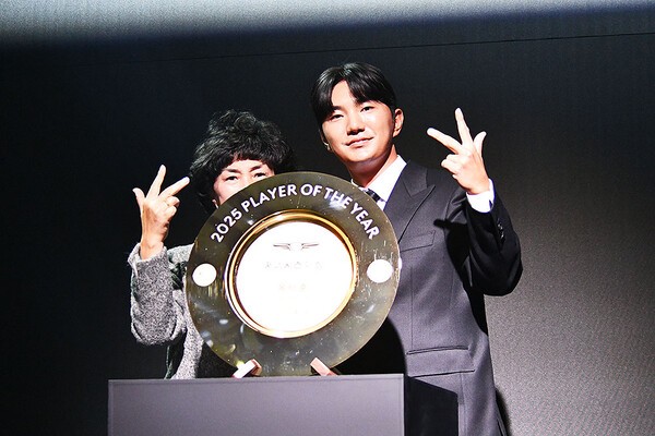 어머니와 기념사진 찍는 옥태훈 /사진=홍준성