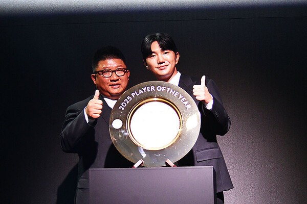 옥태훈, 염동훈 프로와 엄치척 /사진=홍준성