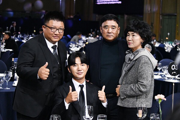 옥태훈이 어머니와 함께 제네시스 대상 시상식에 참석했다. /사진=홍준성